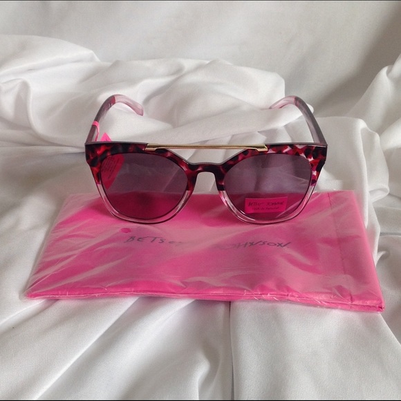 Betsey Johnson Retro Look Sunglasses Gradient Lens - Picture 4 of 8